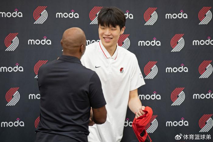 开云体育下载APP-杨瀚森要登顶？球迷齐发力，NBA最佳新秀稳了？