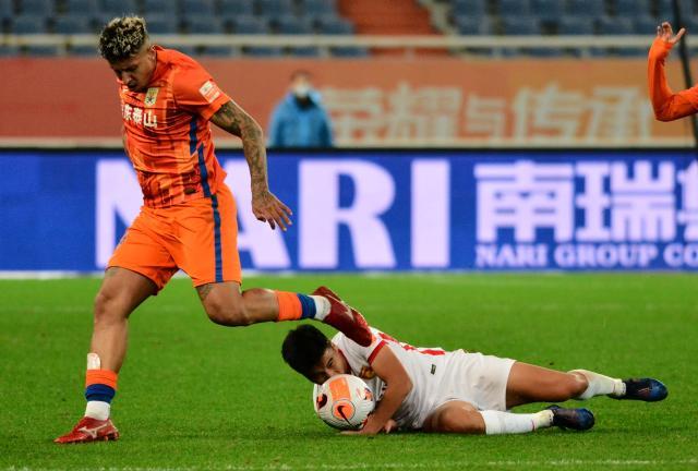 3外援泰山战副班长遭半场零封 连换3人5分钟轰3球