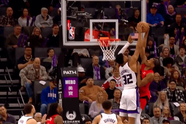 开云体育下载电脑版-卡德威尔单手正面大帽阿巴基隔扣，随后招呼全场观众庆祝