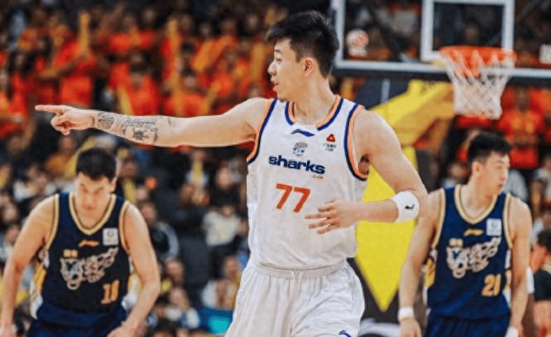 掀翻广东，登顶联赛第1！王哲林怒吼庆祝，张镇麟23+3立大功