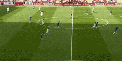 开云-利兹联前场直塞，阿伦森绝佳单刀推射被桑切斯挡出