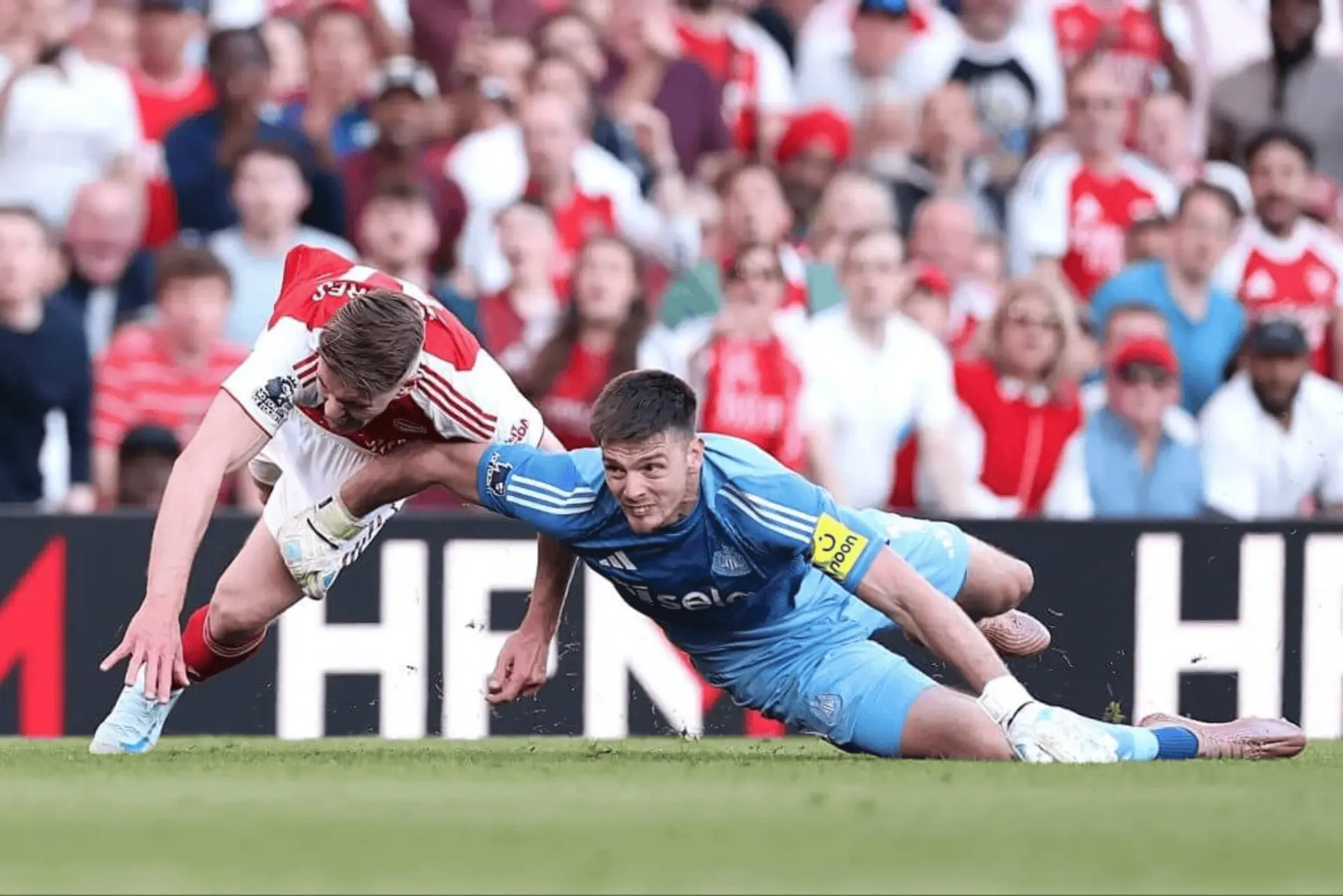 波普禁区外放倒哲凯，英超官方：不构成DOGSO，VAR确认黄牌