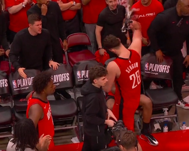 痛失好局气炸了！申京错失绝杀后在替补席怒摔毛巾 小贾一旁偷瞅