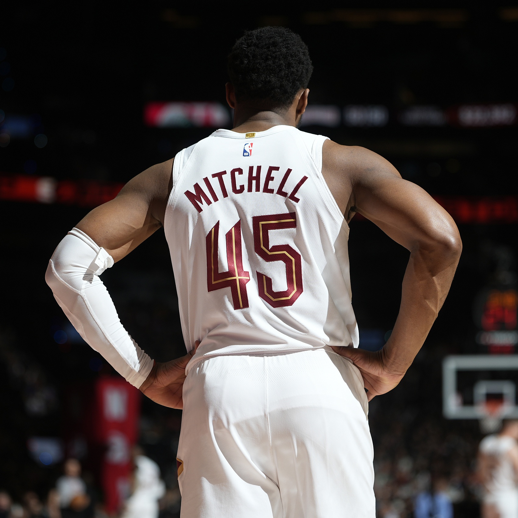 开云-彻底迷失！多诺万·米切尔全场梦游 24中6拿到20分6板有4失误